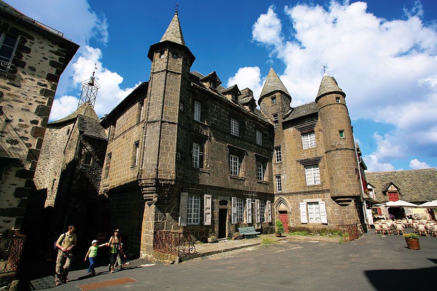 Hôtel Restaurant Les Remparts- Salers - Cantal - Place Tyssandier d'Escous